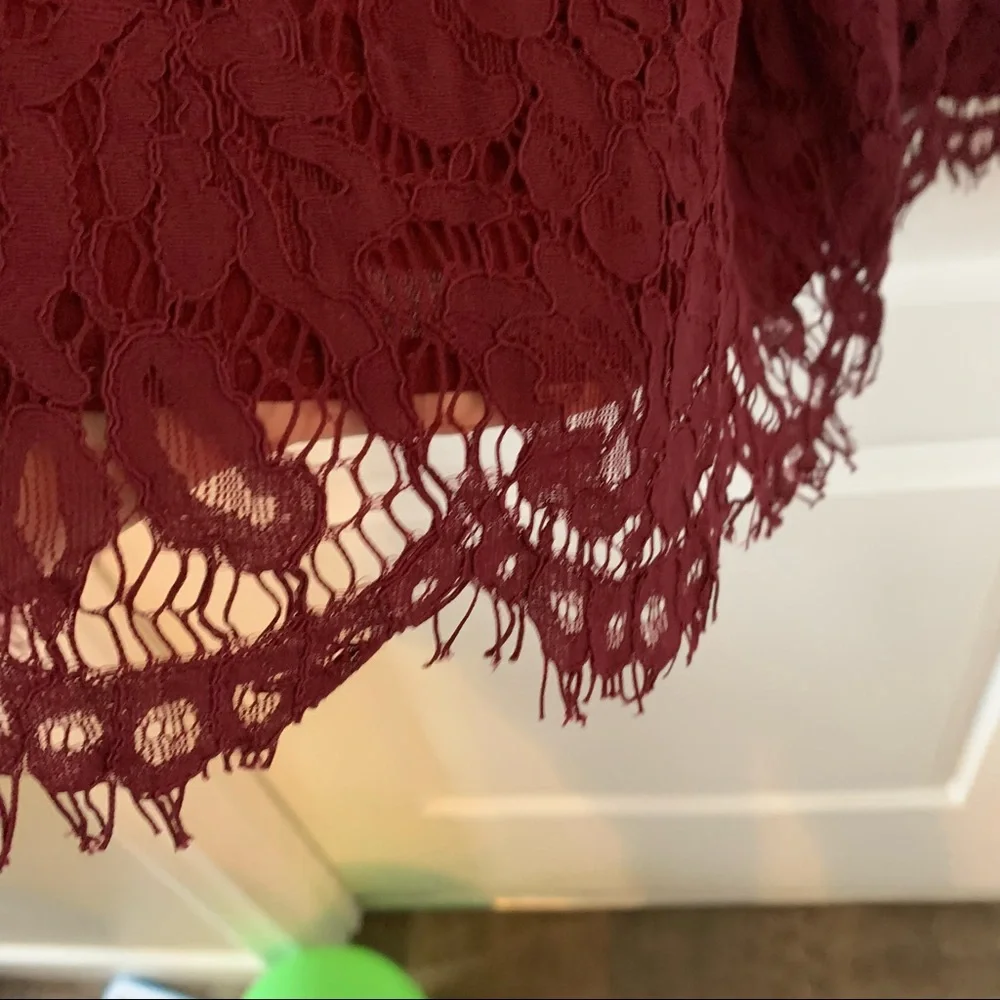 Tobi deep V Lace dress - Picture 6 of 7